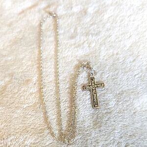 #542 Silver Tone Cross Pendant Necklace 11 Inches